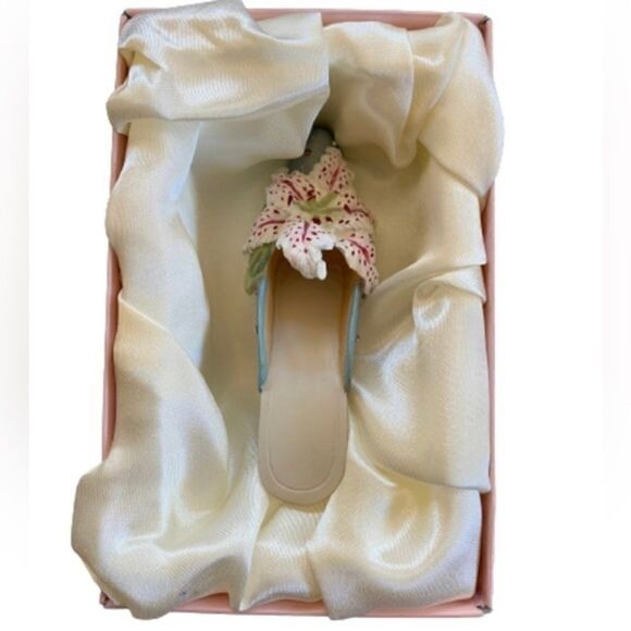 The Garden Party Glower Miniature Shoe is perfect for decorative accessory. - Picture 5 of 8